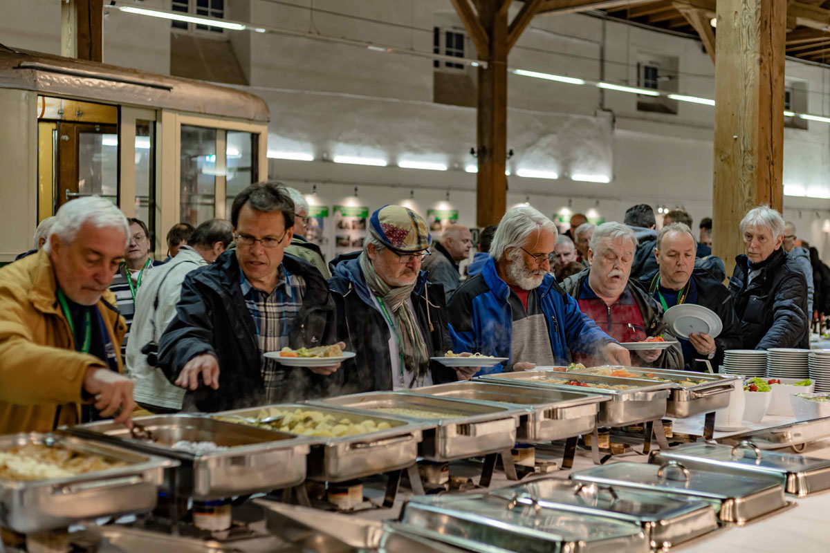 In der Museumsremise in Mariatrost wurde den Gästen ein Buffet mit steirischen
Schmankerln stilecht auf der Lore K24 kredenzt: (Foto: Martin Wolf)