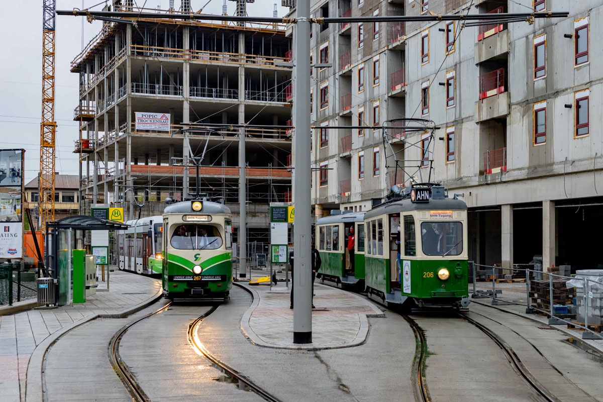 Die beiden Museumsfahrzeuge 267 und 206+401B in der Endschleife SmartCity
(Foto: Martin Wolf)