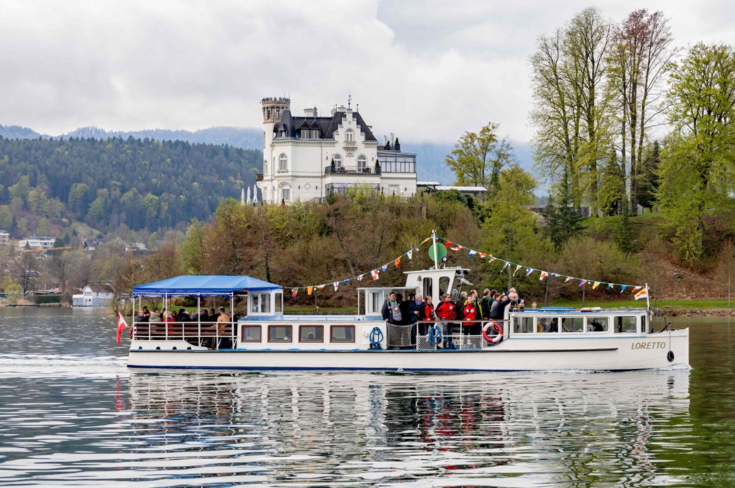 Museumschiff Loretto vor dem Schloss Reifnitz (Foto: Martin Wolf)