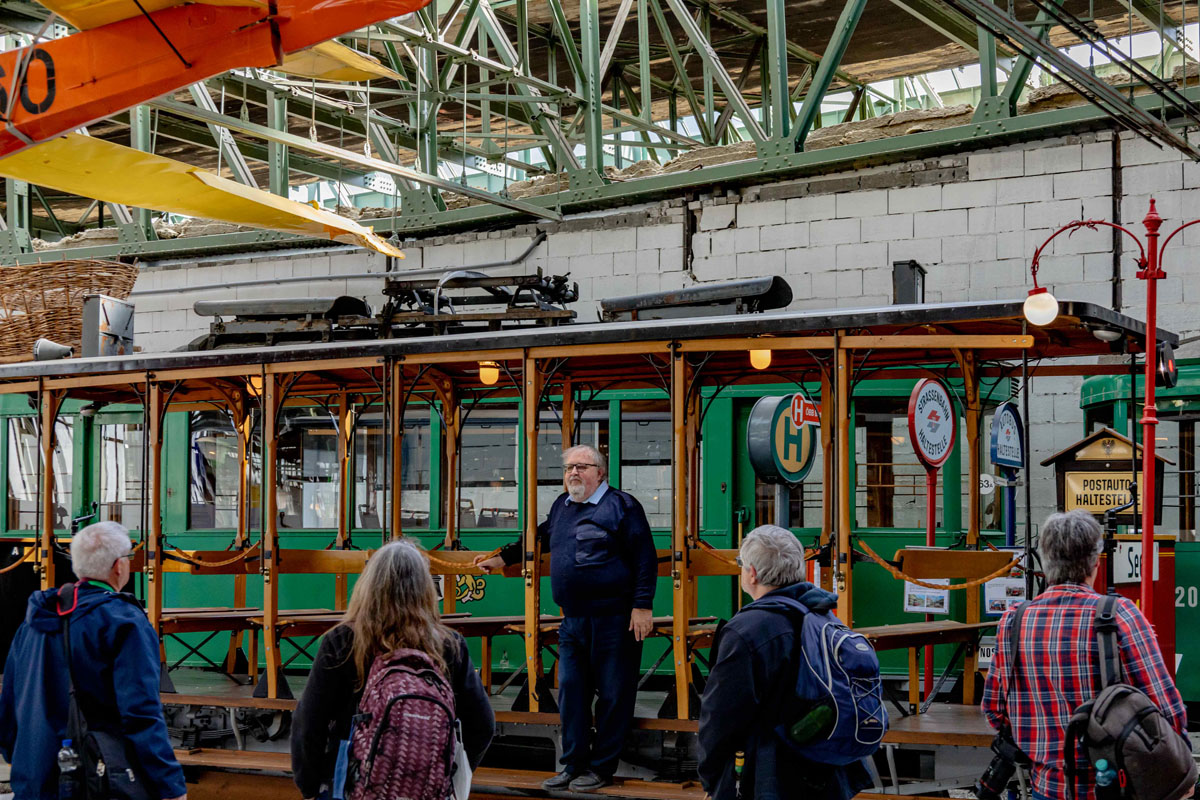 Die Teilnehmer lauschen der fachkundigen Führung im Historama (Foto: Martin Wolf)