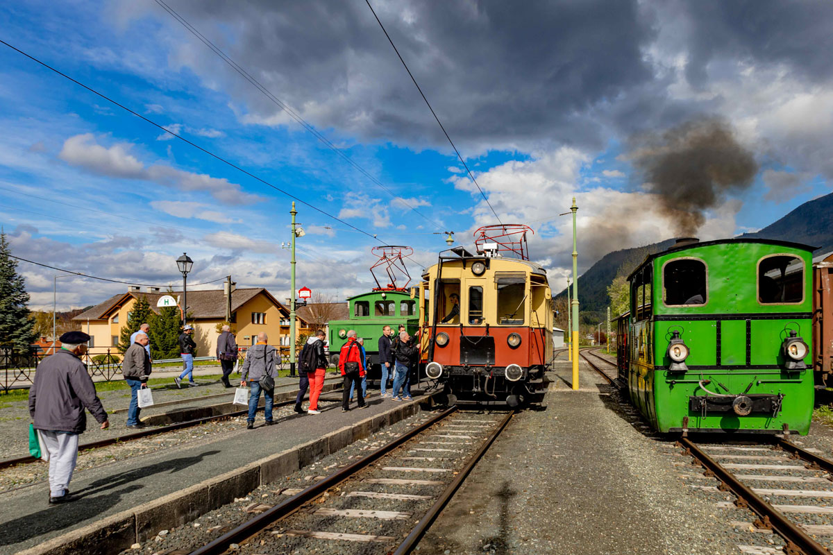 Die Fahrzeuge der Histo-Tram am Bahnhof Ferlach wurden mit Begeisterung gestürmt. (Foto: Martin Wolf)