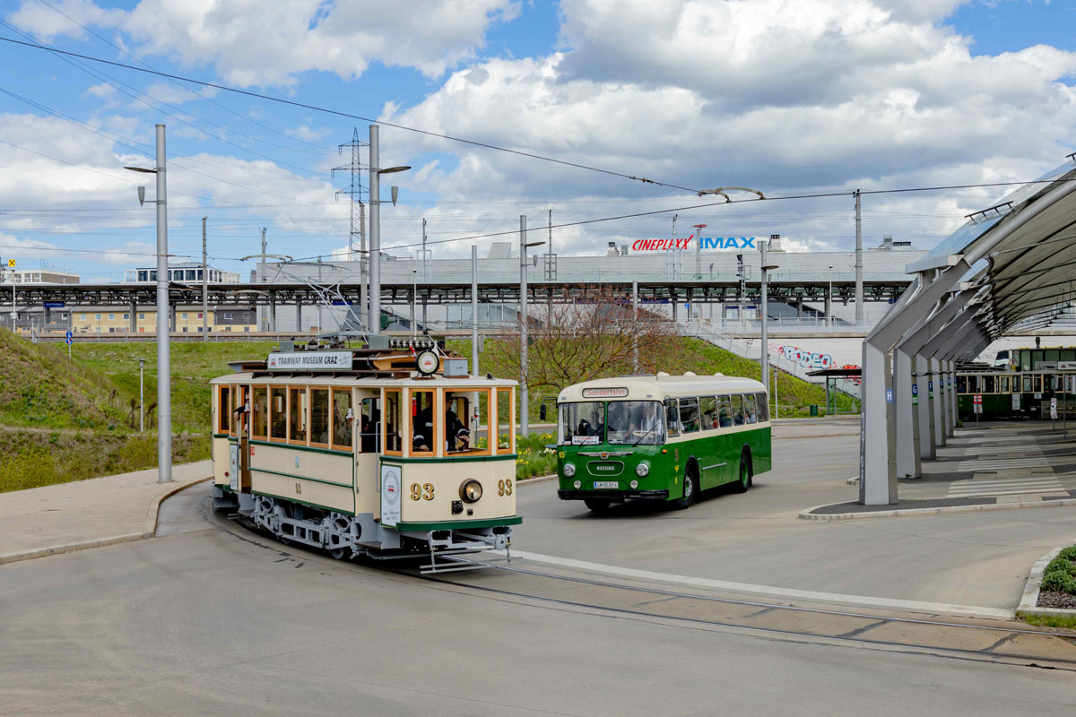 Oldtimer-Garnitur 93+111B und Bus 65 in der Endstation Puntigam
(Foto: Martin Wolf)